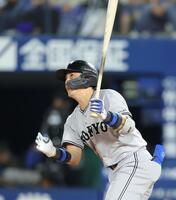 　１１回、左翼線二塁打を放つ小林（撮影・西岡正）