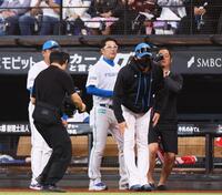 　岸田監督らオリックスナインに一礼をする新庄監督（右から２人目）＝撮影・中島達哉