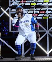 　お立ち台で叫ぶレイエス（撮影・中島達哉）