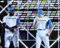 　お立ち台で叫ぶ斎藤（右）＝撮影・中島達哉