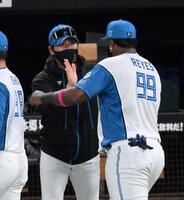 　ＣＳファイナル進出を決め、殊勲打を放ったレイエス（左）とハイタッチする新庄監督（撮影・伊藤笙子）