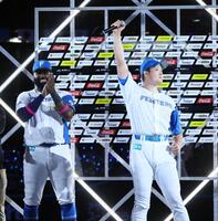 　お立ち台でガッツポーズをする斎藤（右）＝撮影・中島達哉