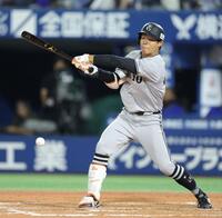 　１１回、佐々木の内野安打で巨人が勝ち越しに成功する（撮影・西岡正）