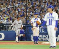 　１１回、内野安打で勝ち越しに成功し、笑顔を見せる佐々木（撮影・西岡正）