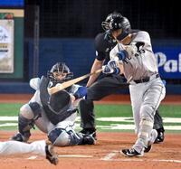 　１１回、小林が左翼線に二塁打を放つ。捕手山本