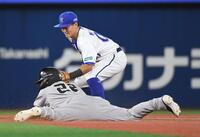 　１１回、小林は左線二塁打を放つ（撮影・佐藤厚）