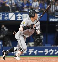 　１１回、佐々木は野内野安打で三塁走者を生還させる（撮影・佐藤厚）