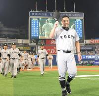 　ＣＳファーストステージ敗退で悔しそうに引き揚げる阿部監督（撮影・西岡正）