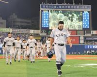 　ＣＳファーストステージ敗退で悔しそうに引き揚げる阿部監督（撮影・西岡正）