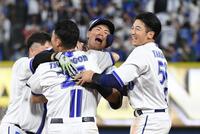 　１１回、蝦名（中央）は左前にサヨナラ打を放ち、ナインから祝福される（撮影・佐藤厚）