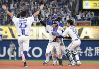 　１１回、蝦名（中央）は左前にサヨナラ打を放ちナインから祝福される（撮影・佐藤厚）