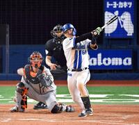 　１１回、蝦名が左前にサヨナラ打を放つ。捕手大城卓