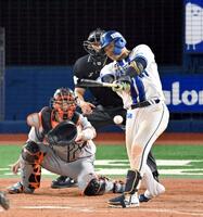 　１１回、蝦名が左前にサヨナラ打を放つ。捕手大城卓