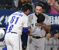 　激闘を終え、握手を交わす阿部監督（右）と三浦監督（撮影・佐藤厚）