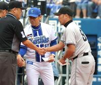 　メンバー表交換を行う三浦監督と阿部監督（撮影・西岡正）