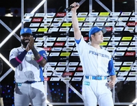 　お立ち台でガッツポーズをする斎藤（右）＝撮影・中島達哉