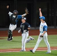 　９回、森（中央）を二ゴロ似打ち取り、ガッツポーズの斎藤（右）と田宮（撮影・伊藤笙子）