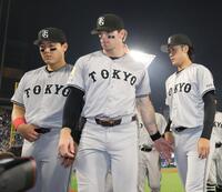 　ファーストステージ敗退でベンチへ引き揚げる岡本（左）ら巨人ナイン（撮影・西岡正）