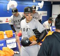 　ＣＳファーストＳ敗退でベンチを後にする岡本（撮影・西岡正）