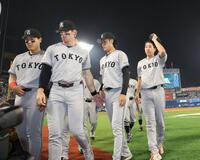 　ファーストステージ敗退でベンチへ引き揚げる巨人ナイン（撮影・西岡正）