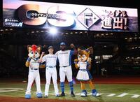 　ＣＳファイナル進出のビジョンを背に、ガッツポーズをする斎藤（左）とレイエス（撮影・中島達哉）