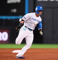 　３回、２点適時三塁打を放ち、三塁へ激走する清宮幸（撮影・中島達哉）