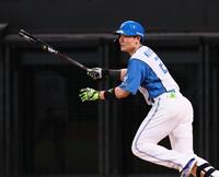 　３回、２点適時三塁打を放つ清宮幸（撮影・中島達哉）