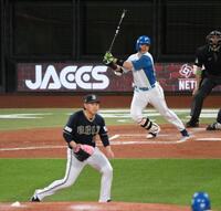 　３回、宮城（手前）からセンターへ２点適時三塁打を放つ清宮幸（撮影・伊藤笙子）