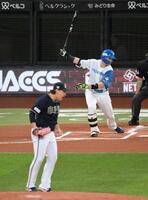 　１回、宮城（手前）の前に空振り三振に倒れる清宮幸（撮影・伊藤笙子）