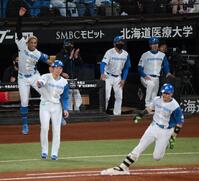 　３回、清宮幸（手前）の２点適時三塁打に喜ぶ新庄監督（奥左から２人目）＝撮影・伊藤笙子