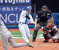 　１回、佐野が左越えに２ランを放つ。捕手岸田