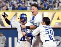 　１１回、サヨナラ打を放ちナインと喜ぶ蝦名（左）