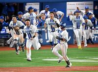 　１１回裏、サヨナラ打を放ち喜ぶ蝦名（手前）とナイン