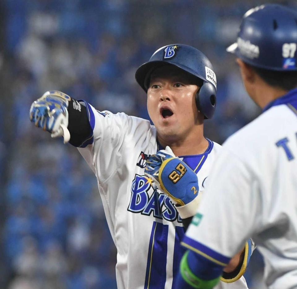 　８回、適時打を放ち、ベンチへ向かってガッツポーズする牧（撮影・佐藤厚）