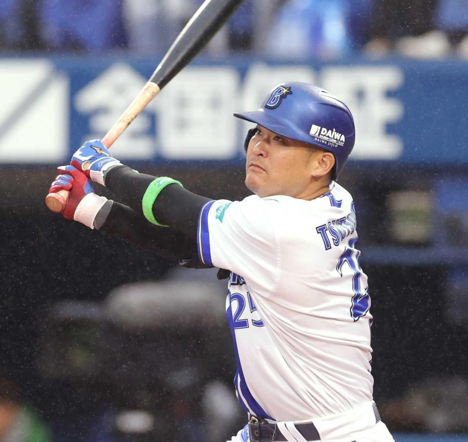 　６回、左越えソロを放つ筒香（撮影・西岡正）