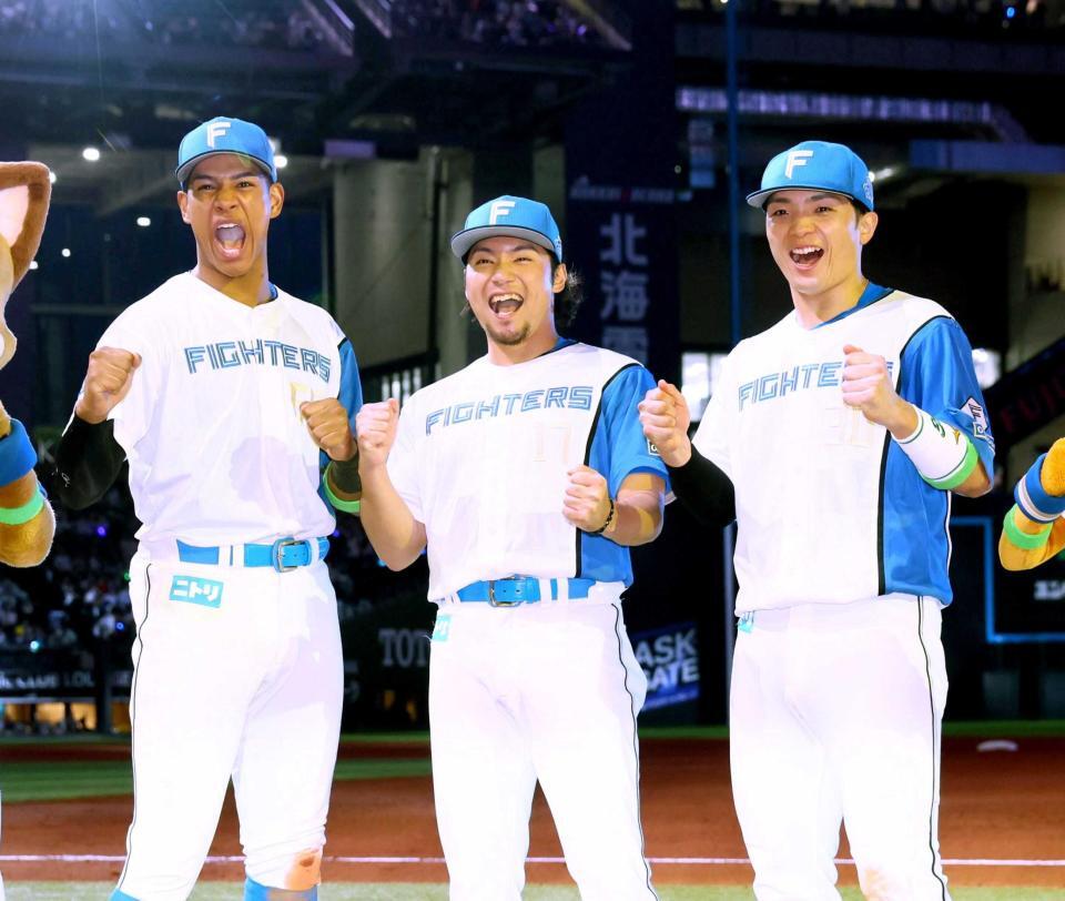 　お立ち台で雄たけびを上げる（左から）万波、伊藤、郡司（撮影・中島達哉）