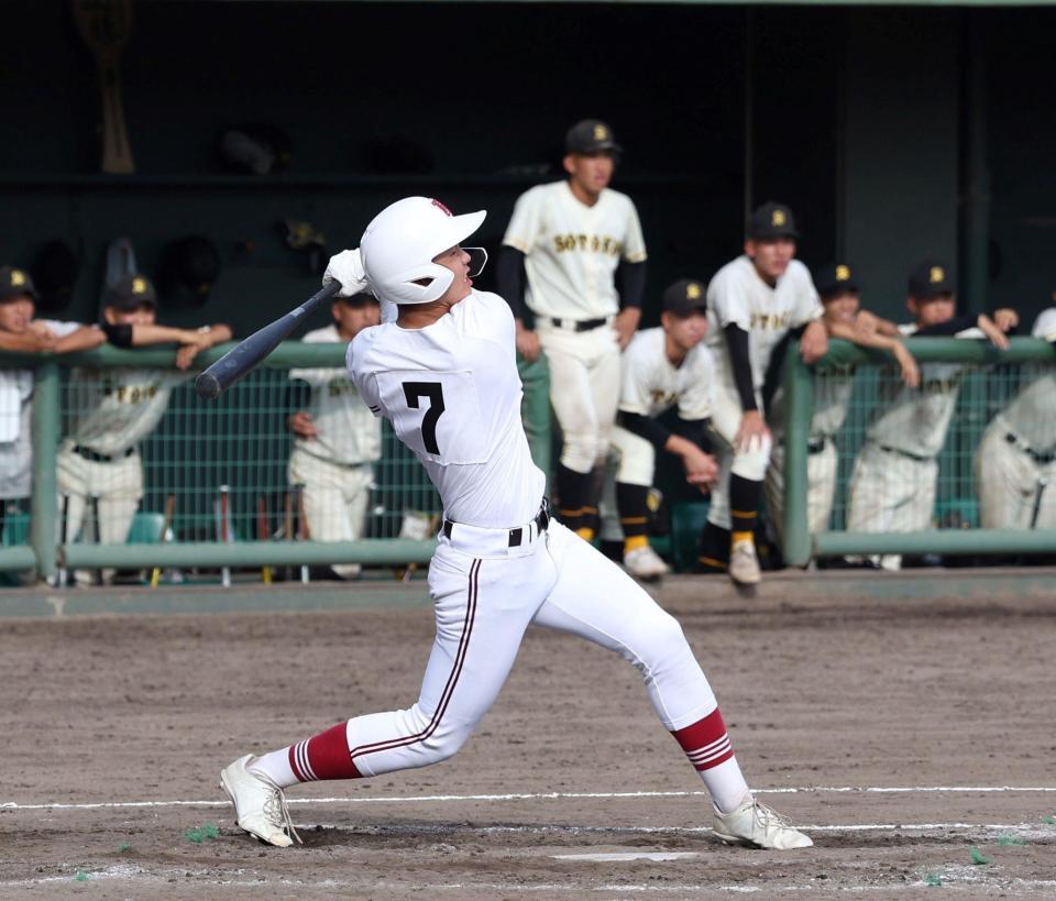 　９回、優勝を決める中越えのサヨナラタイムリーを放つ広陵・葉山正汰（撮影・市尻達拡）