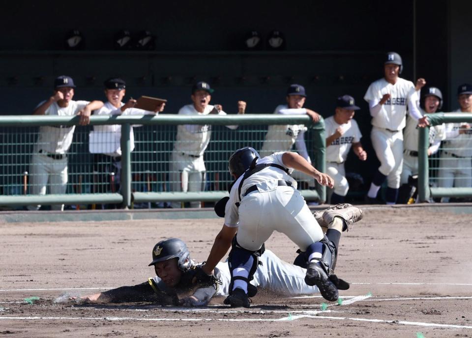 　１回、広島商の右翼手・名越貴徳が本塁へ好返球し、山陽の二走・東山空汰郎がタッチアウトになる（撮影・市尻達拡）