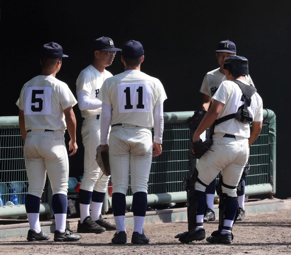 　６回の攻撃前、ナインに指示を出す広島商・荒谷忠勝監督（撮影・市尻達拡）