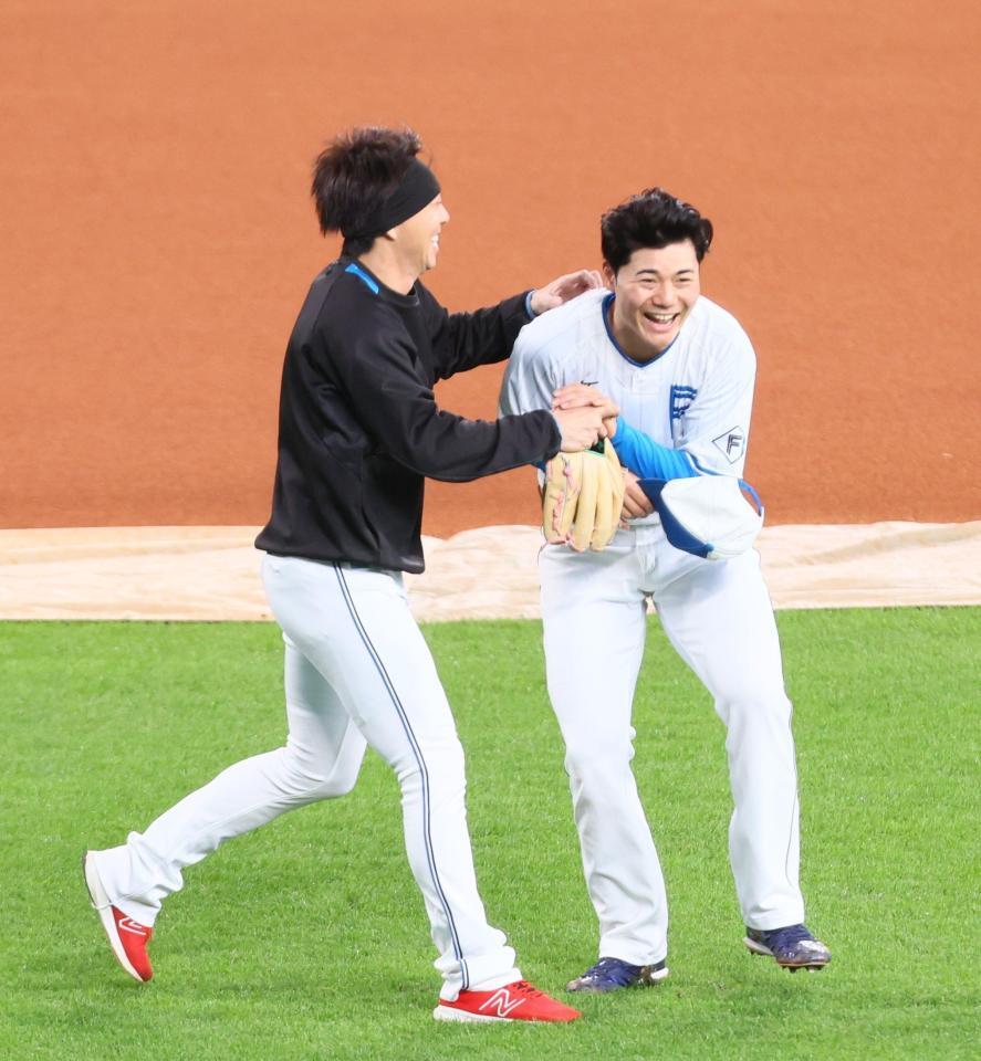 　試合前、宮西（左）とじゃれ合う清宮幸（撮影・中島達哉）