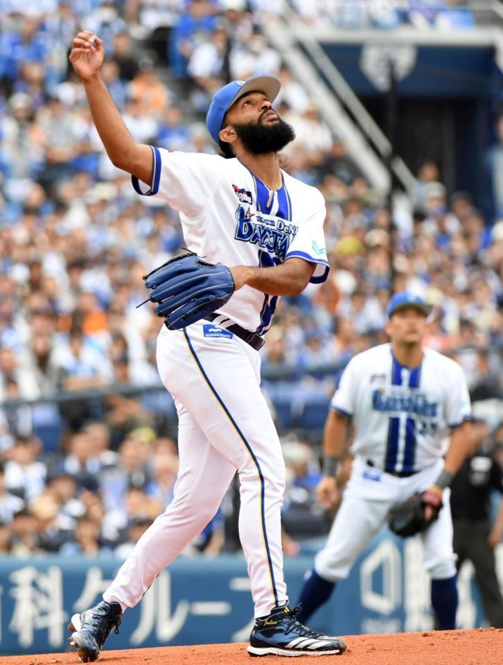 　１回、佐々木に先頭打者本塁打を打たれ、打球を見上げるジャクソン（撮影・佐藤厚）