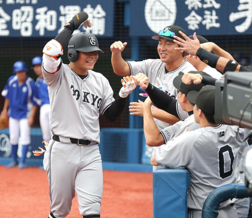 　１回、先制ソロを放ち、ナインに祝福される佐々木（撮影・西岡正）