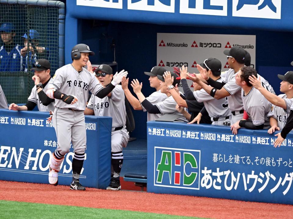 　１回、先頭打者本塁打を放った佐々木を迎える巨人ナイン