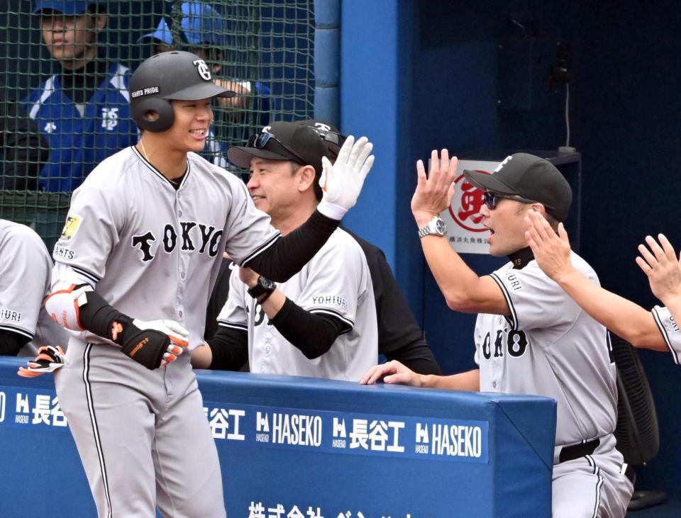 　１回、先頭打者本塁打を放った佐々木（左）を迎える阿部監督