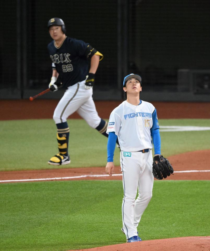 　２回、杉本（奥）に先制ソロを浴びた北山（撮影・伊藤笙子）