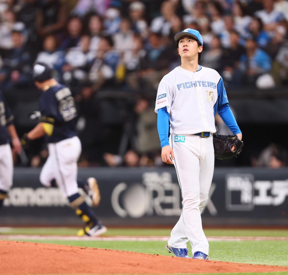 　２回、杉本（左）に先制ソロを浴びる北山（撮影・中島達哉）