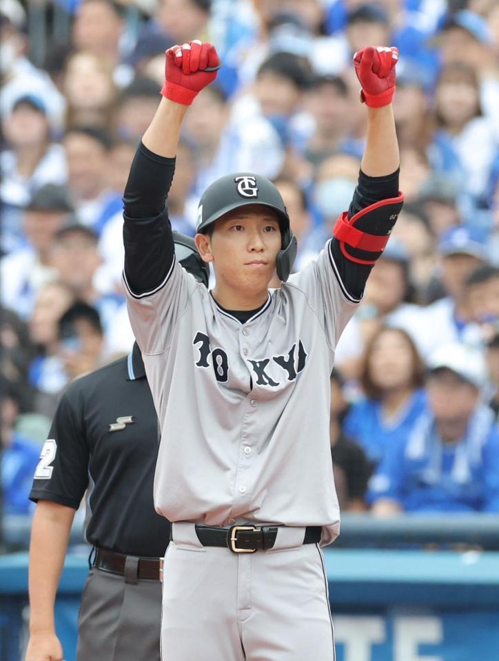 　１回、適時打を放ち、ベンチへ向かって両手を上げる戸郷（撮影・西岡正）