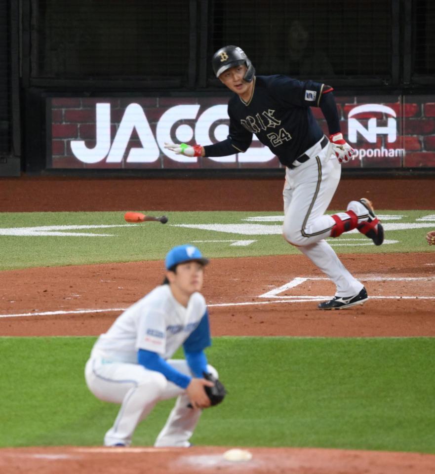 　３回、北山（手前）から勝ち越しとなる左越え３ランを放つ紅林（撮影・伊藤笙子）