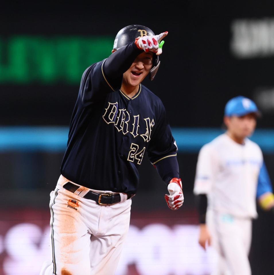 　３回、勝ち越し３ランを放ち、ベンチを指さす紅林（撮影・中島達哉）