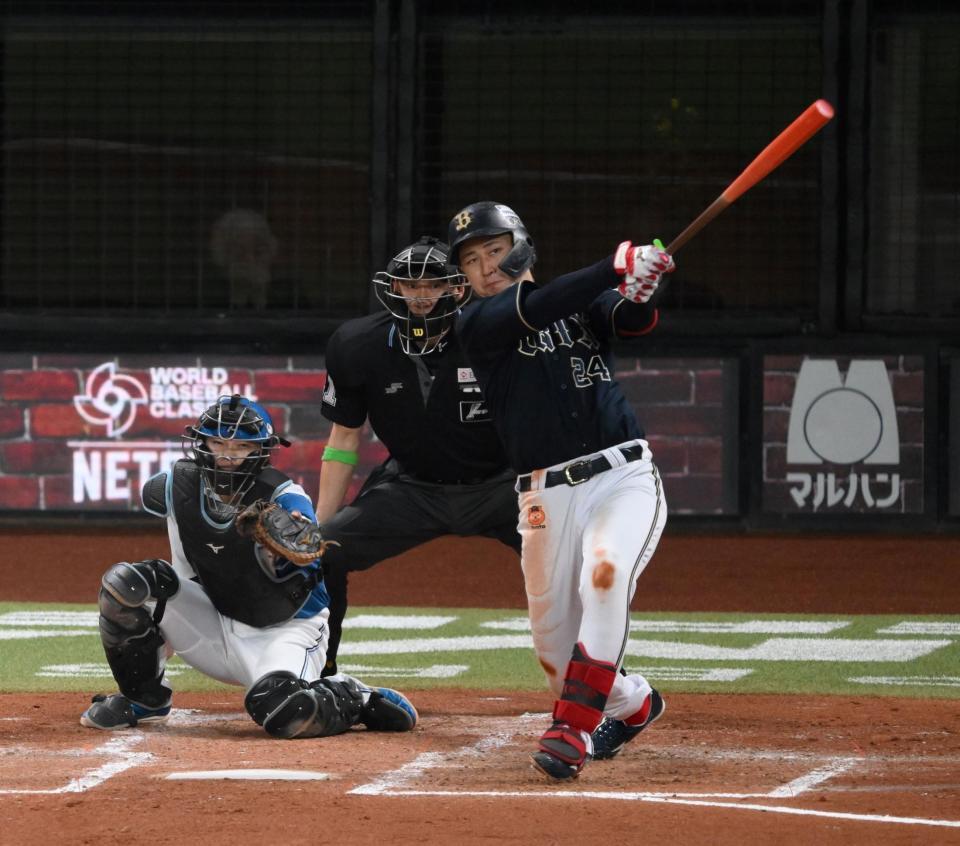 　３回、勝ち越しとなる左越え３ランを放つ紅林（撮影・伊藤笙子）